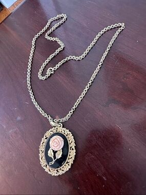 Vintage 1973 Serena Rose Cameo Mirror Pendant Necklace